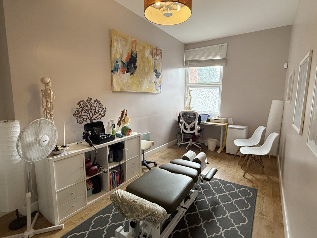 Lot: 55 - FREEHOLD TOWN CENTRE COMMERCIAL INVESTMENT - Main Rear Therapy Room